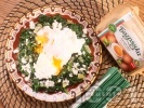 Рецепта Забулени яйца на тиган със задушен спанак, сирене и яйца Багрянка
